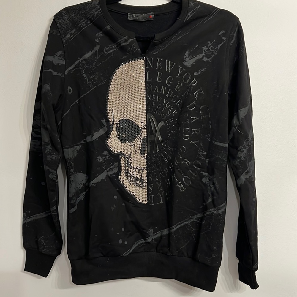 Black skull sweatshirt